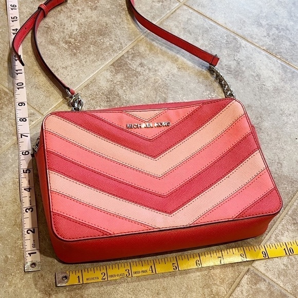 🆕 Michael Kors Jet Set EW pink chevron saffiano leather crossbody b… - Picture 3 of 8